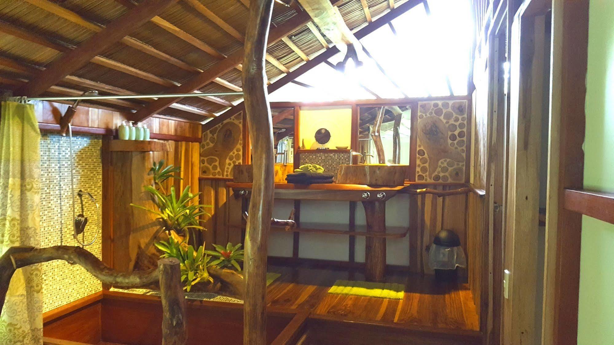 3 Bamboo Eco Lodge Cahuita Exteriör bild
